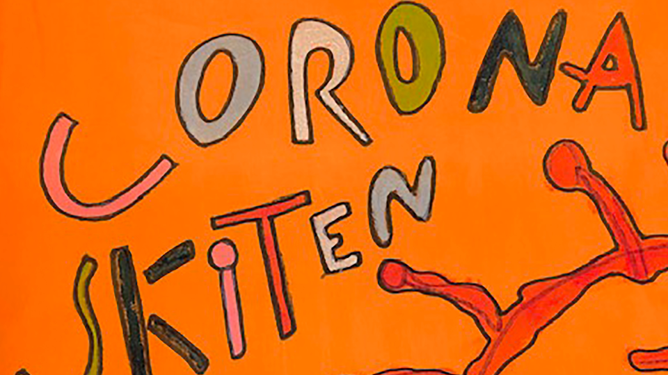 Konstverk från utställningen. Orange bakgrund med texten "coronaskiten" i versaler i blått, grönt och rött, tillsammans med ett tecknat coronavirus. 