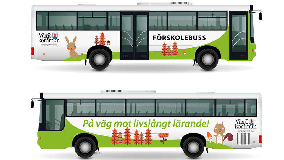En grön-vit buss med texten förskolebuss på väg mot livslångt lärande. illustration 