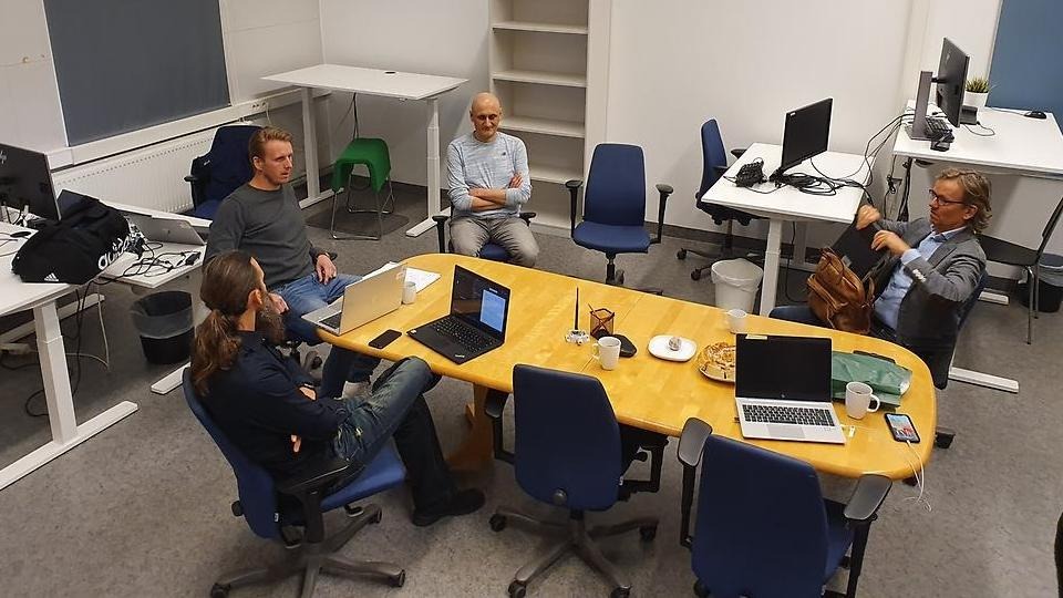 Interiör från digitala labbet. Till vänster i bild syns projektledare Oscar Lönnerheden, till höger om honom sitter Janty Azmat.