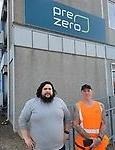 Anders och Jonas står framför en grå byggnad där företagets namn Prezero står. Andes har går töja och skägg. Jonas har orange varselkläder på sig.