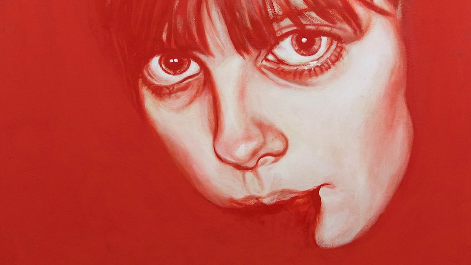 En målning i rött med ett ansikte målat i vitt, personen tittar intensiv blick mot betraktaren.