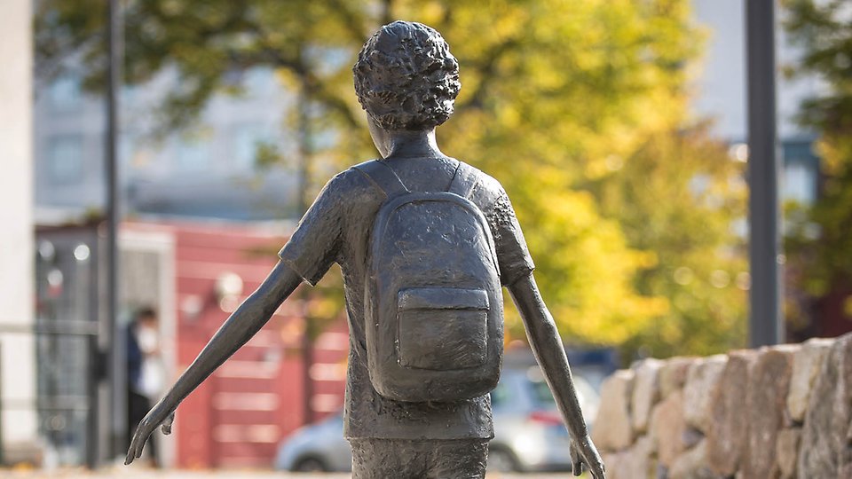Skulptur i brons, en pojke som går balansgång