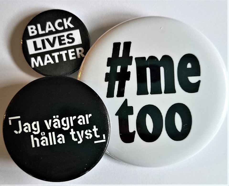 En bild på tre så kallade nålmärken med texterna Black lives matter, Jag vägrar hålla tyst och #meetoo