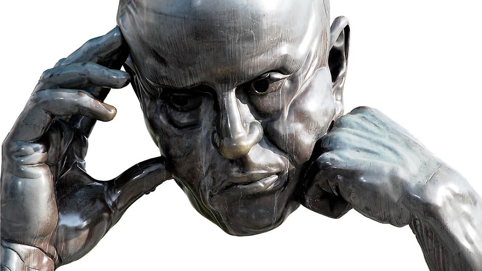 bild på en bronsskulptur av en man som tänker
